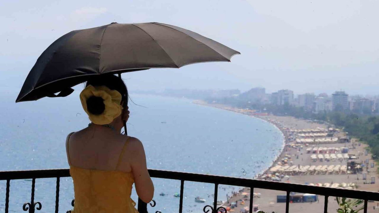Antalya'da deniz suyu 30 dereceyi görünce sahiller doldu