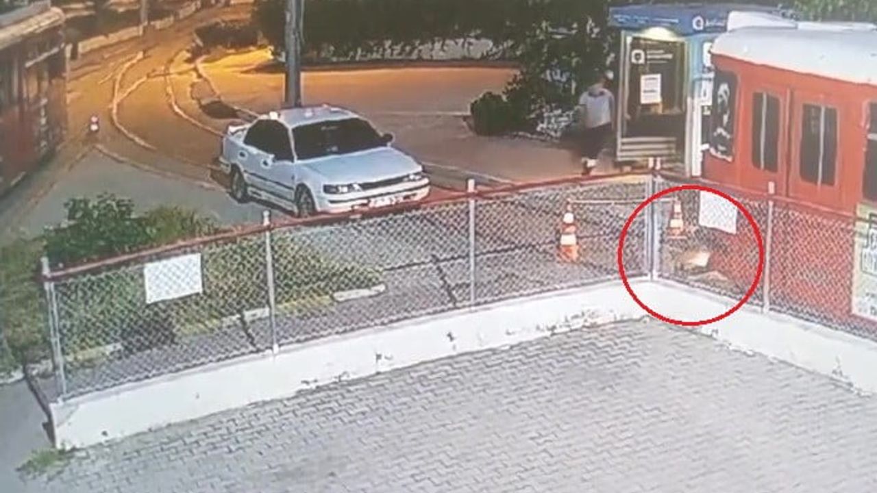 Antalya'da depolanan nostalji tramvayına yönelik saldırı kamerada