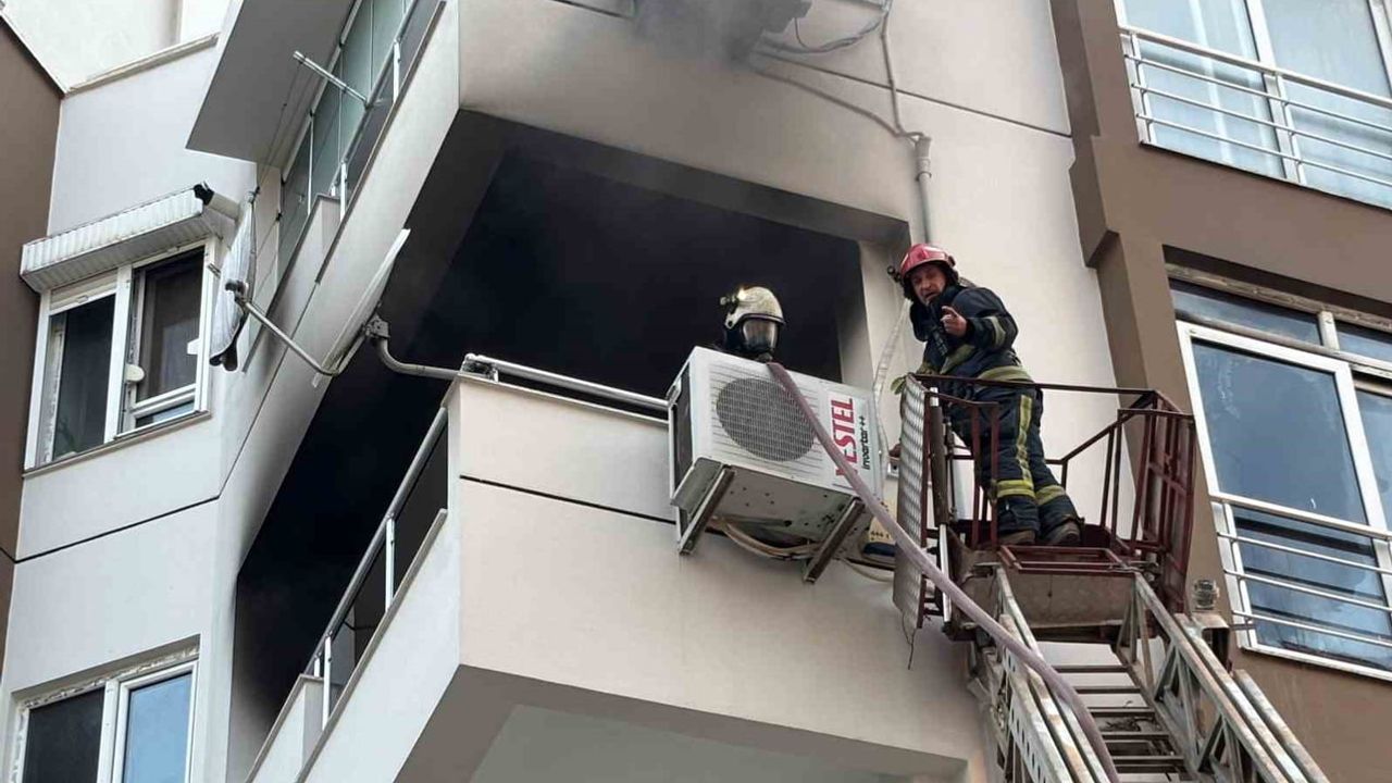 Antalya'da kilitli kapı engeli: 3. kat dairesi yangında kullanılamaz hale geldi