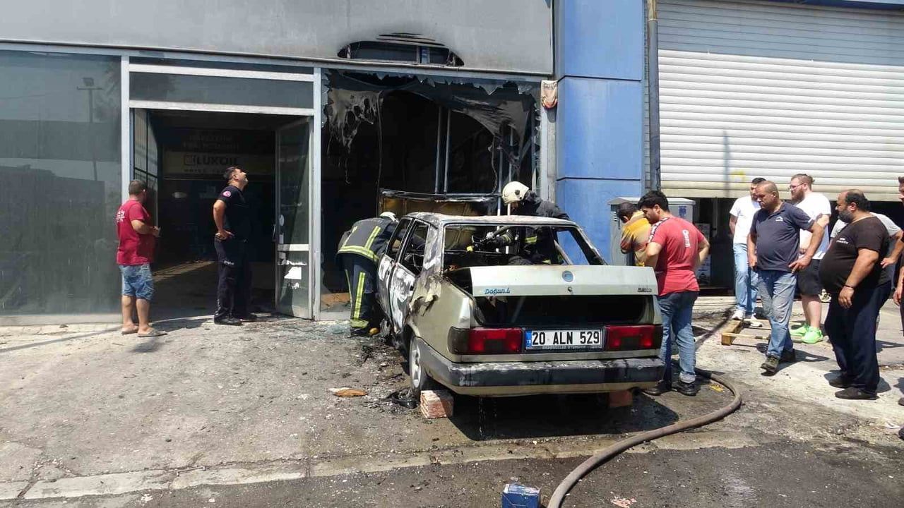 Antalya'da sanayi sitesinde park halindeki otomobil küle döndü, iş yeri zarar gördü