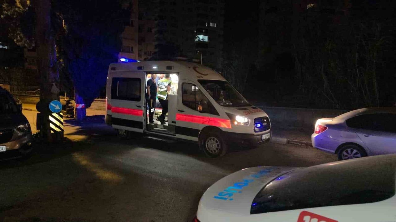 Antalya'da takla atan araç park halindeki dört otomobile zarar verdi
