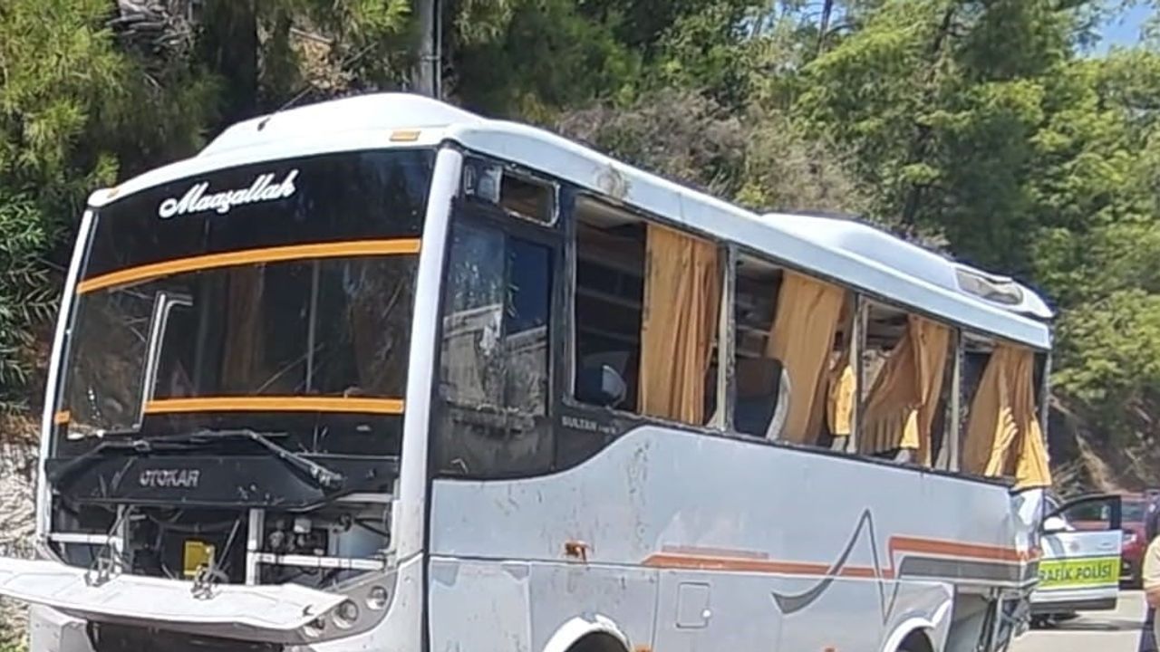 Antalya'da yolcu indirme anında çarpışma: midibüs yan yatarak sürüklendi, 11 yaralı