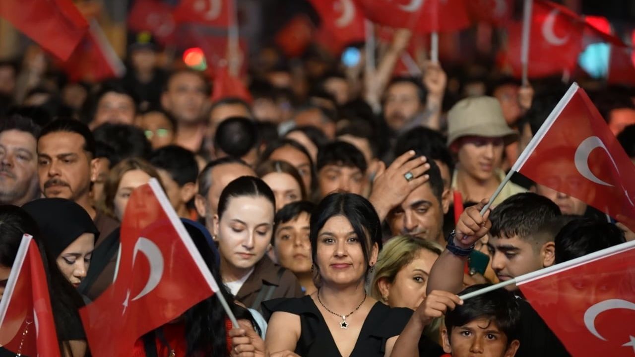Antalya'da zafer coşkusu Derya Uluğ konseriyle yükselecek
