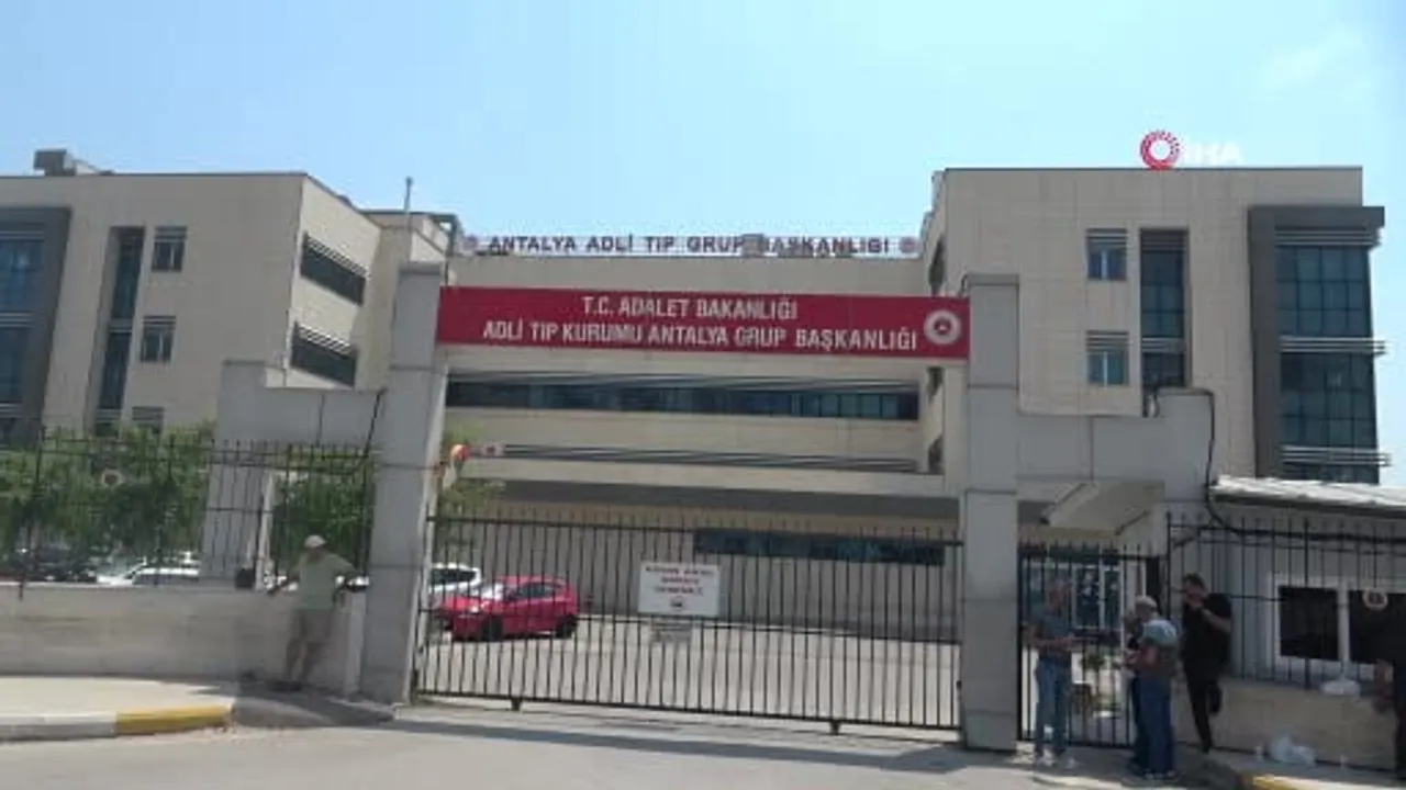 Antalya konyaaltı sahilinde tatilde olan iki genç boğularak hayatını kaybetti; acılı babanın feryadı yürekleri burktu