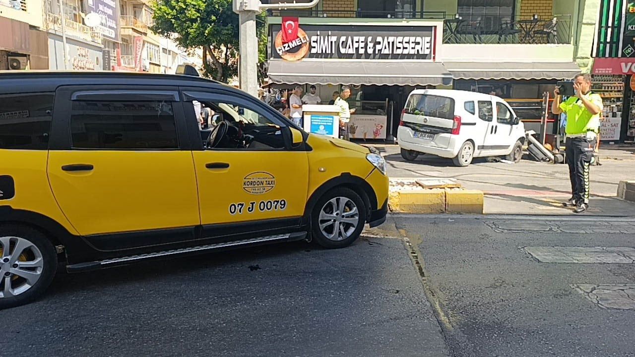 Antalya Manavgat'ta kırmızı ışık ihlali sonucu iş yerine girmekten kurtulan kaza