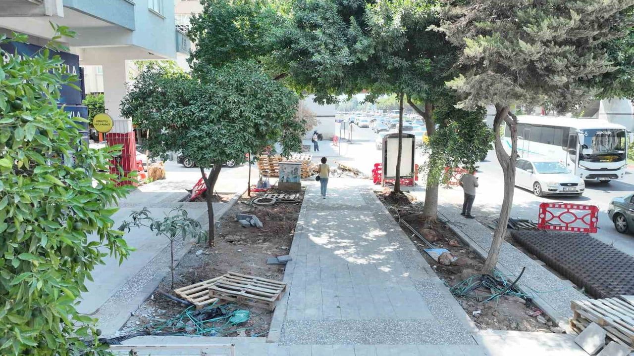 Antalya'nın üç bulvarunda kapsamlı kaldırım ve peyzaj yenilemesi