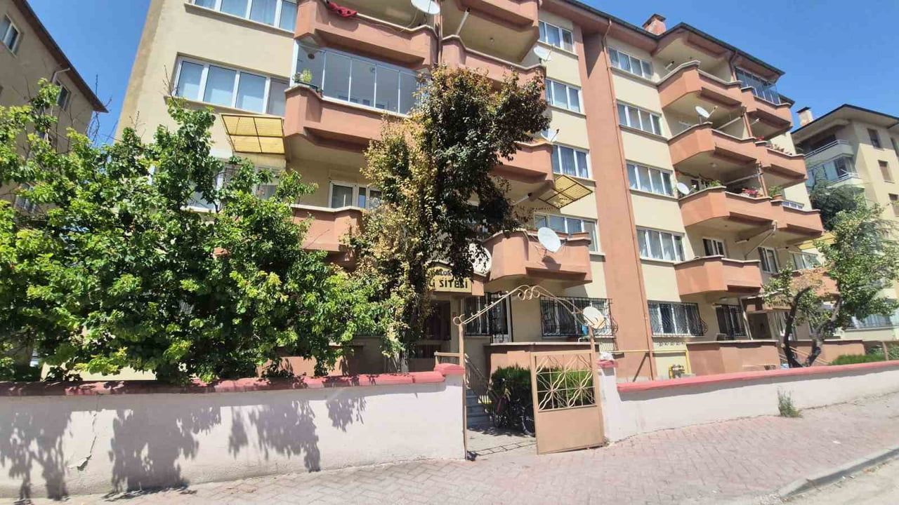Apartmanın çatı geçiş kapısı Eskişehir'de ortadan kayboldu
