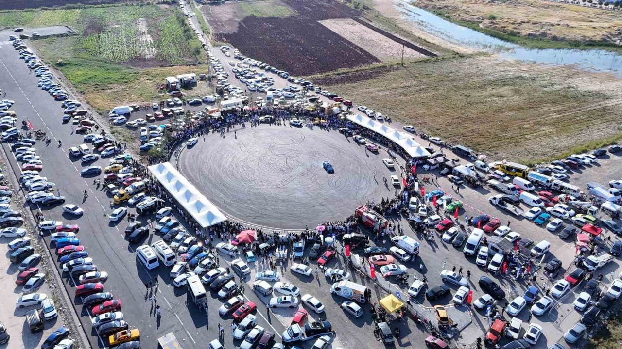 Ara sokakta drift yapan sürücü mahalleyi ayağa kaldırdı