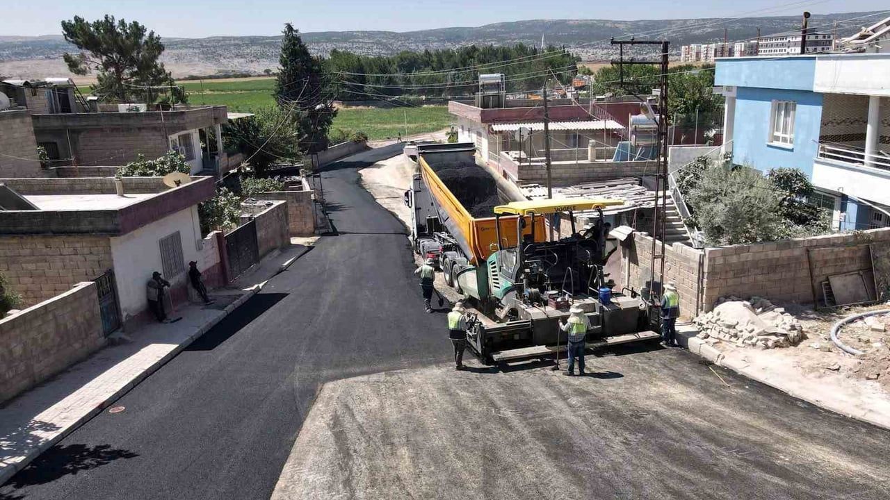 Araban'da Yeni Altıntaş Mahallesi'nde sıcak asfalt çalışmaları devam ediyor