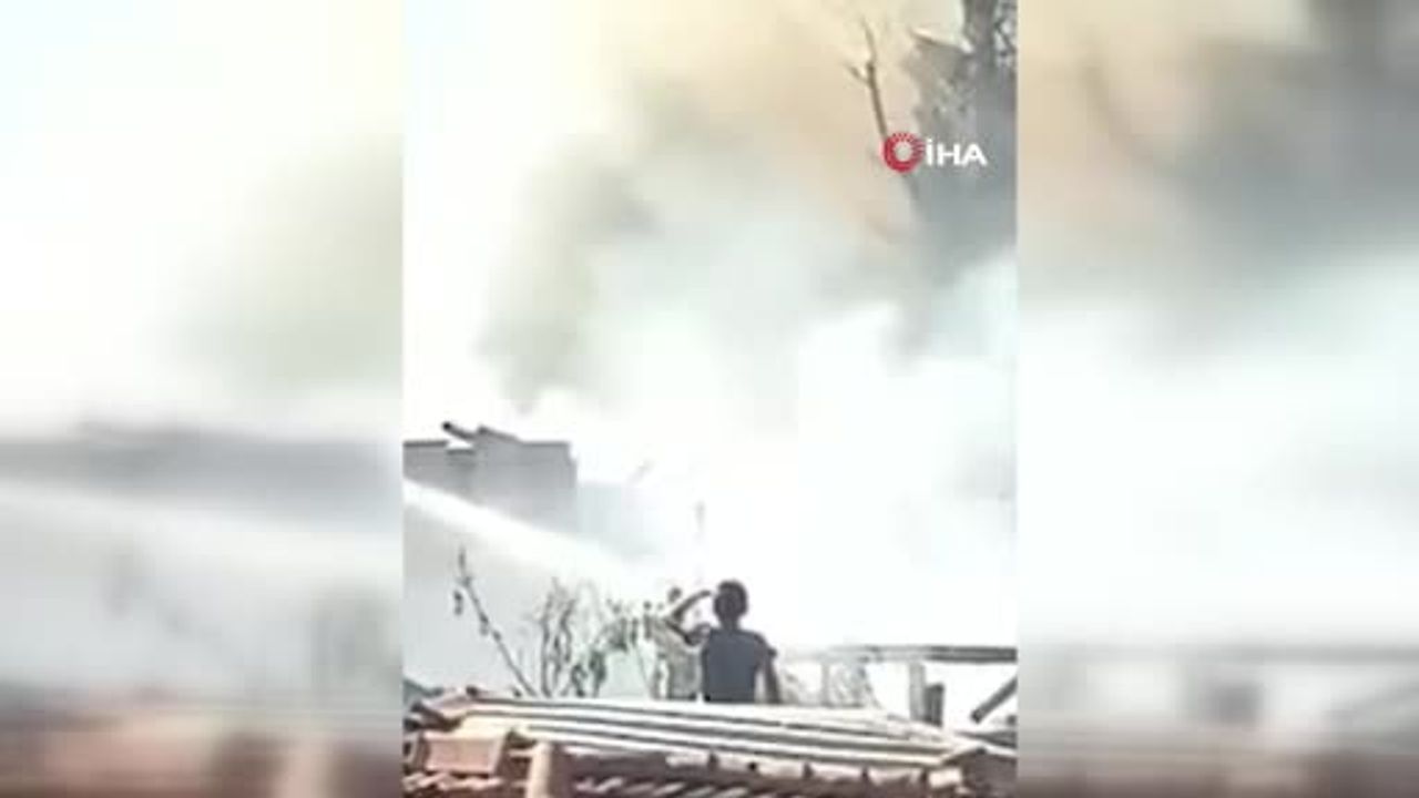 Araç'ta gecekondu yangınında piknik tüplerinin patlaması paniğe yol açtı