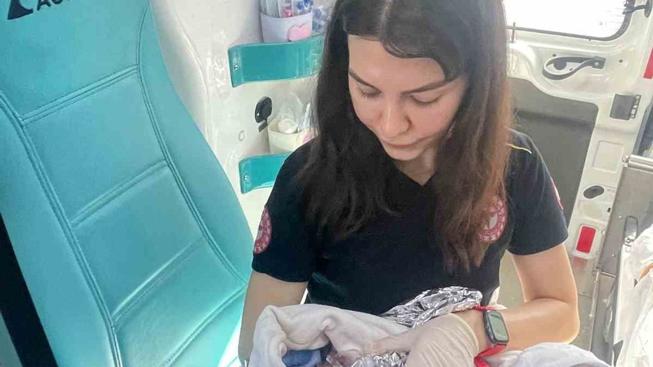 Araçta başlayan doğum 112 ekiplerinin müdahalesiyle güvenle tamamlandı
