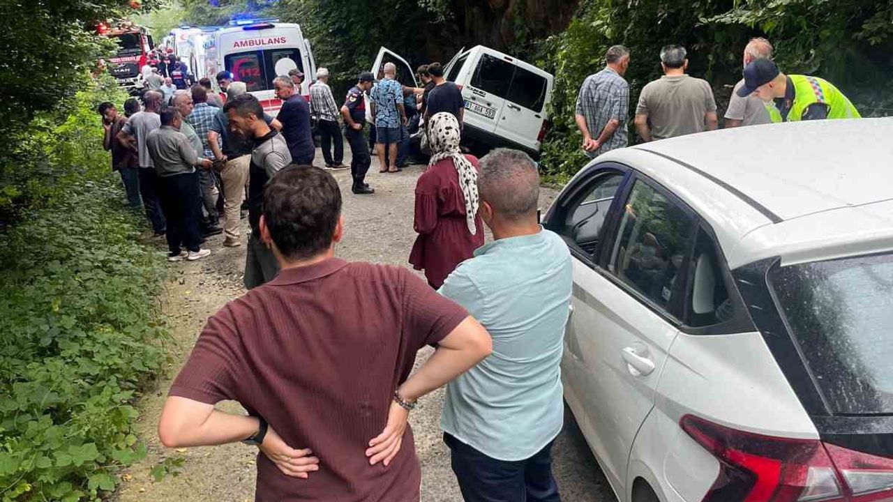 Araklı'da araç kanala düşerek beş kişi yaralandı