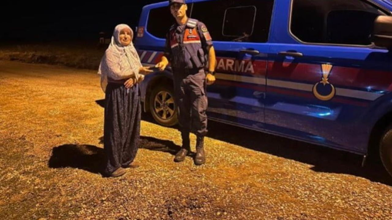 Arama çalışması sonuç verdi: jandarma Bozüyük'te kayıp telefonu sahibine teslim etti