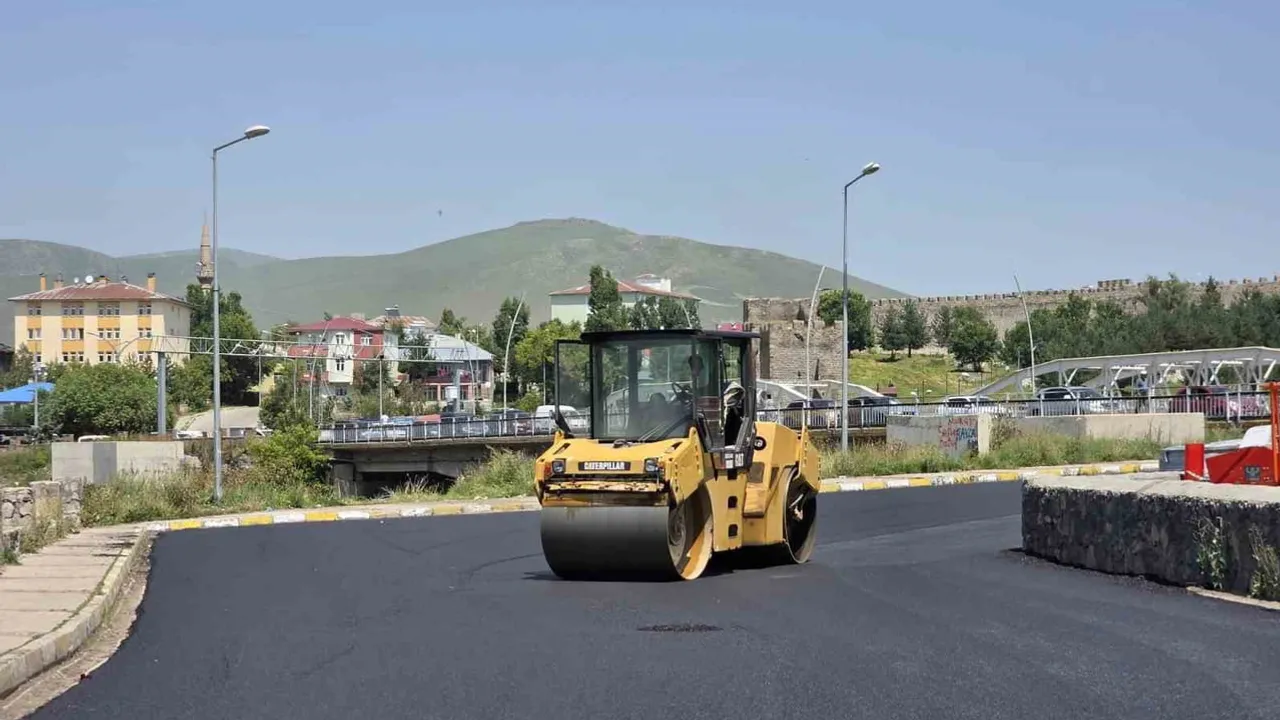 Ardahan'da kent içi yenileme çalışmaları kapsamında Kongre Caddesi trafiğe kapatıldı