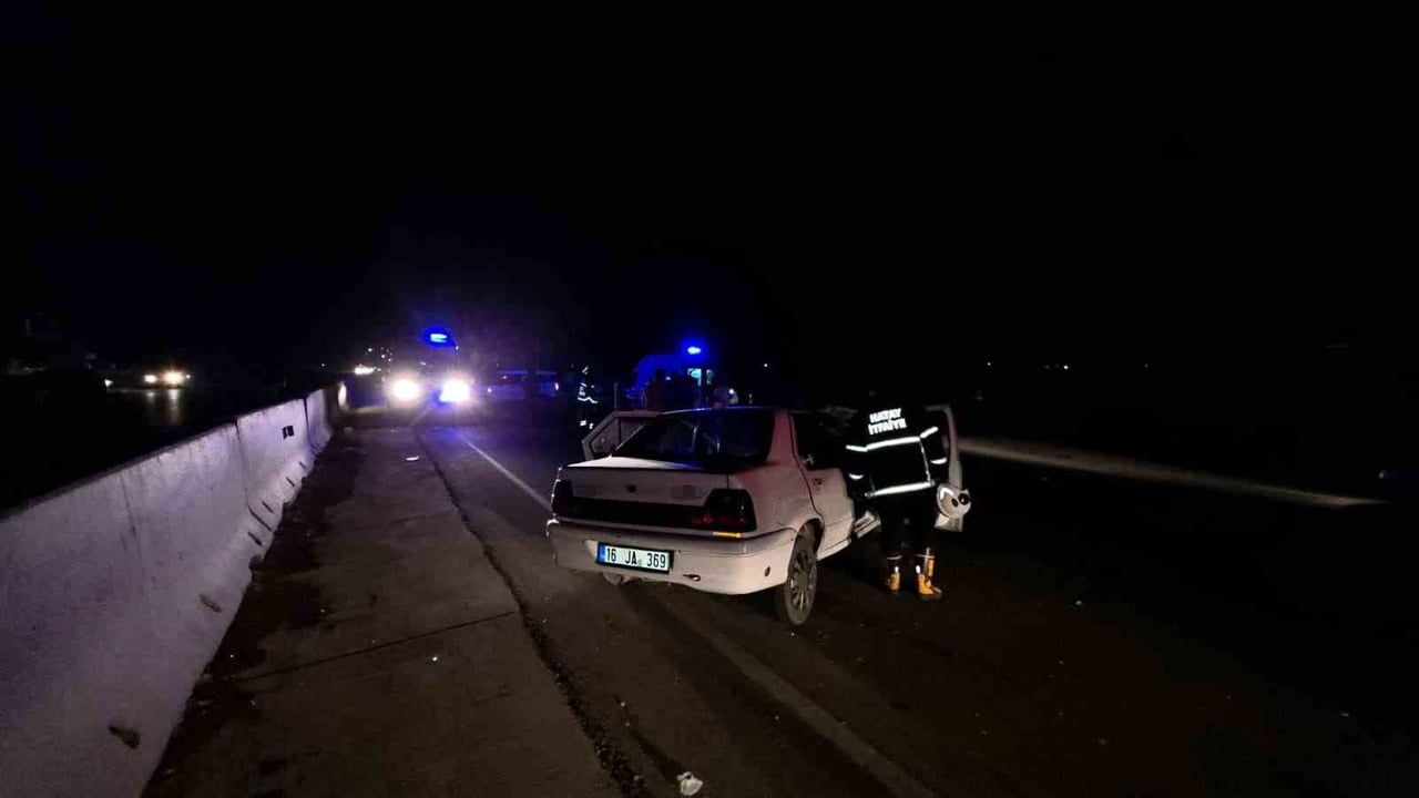 Ardıçlı'da trafik kazası: traktör ve otomobil çarpıştı, 3 kişi yaralandı