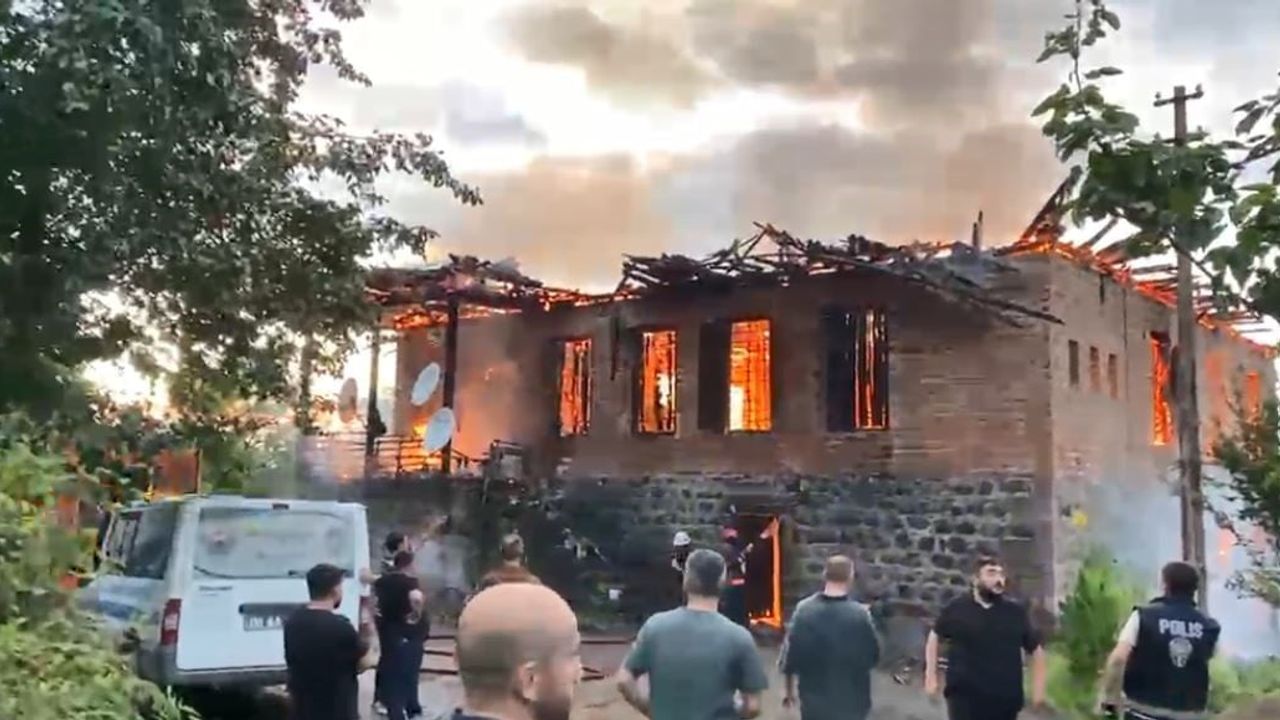 Arhavi'de iki katlı ev alevlere teslim oldu
