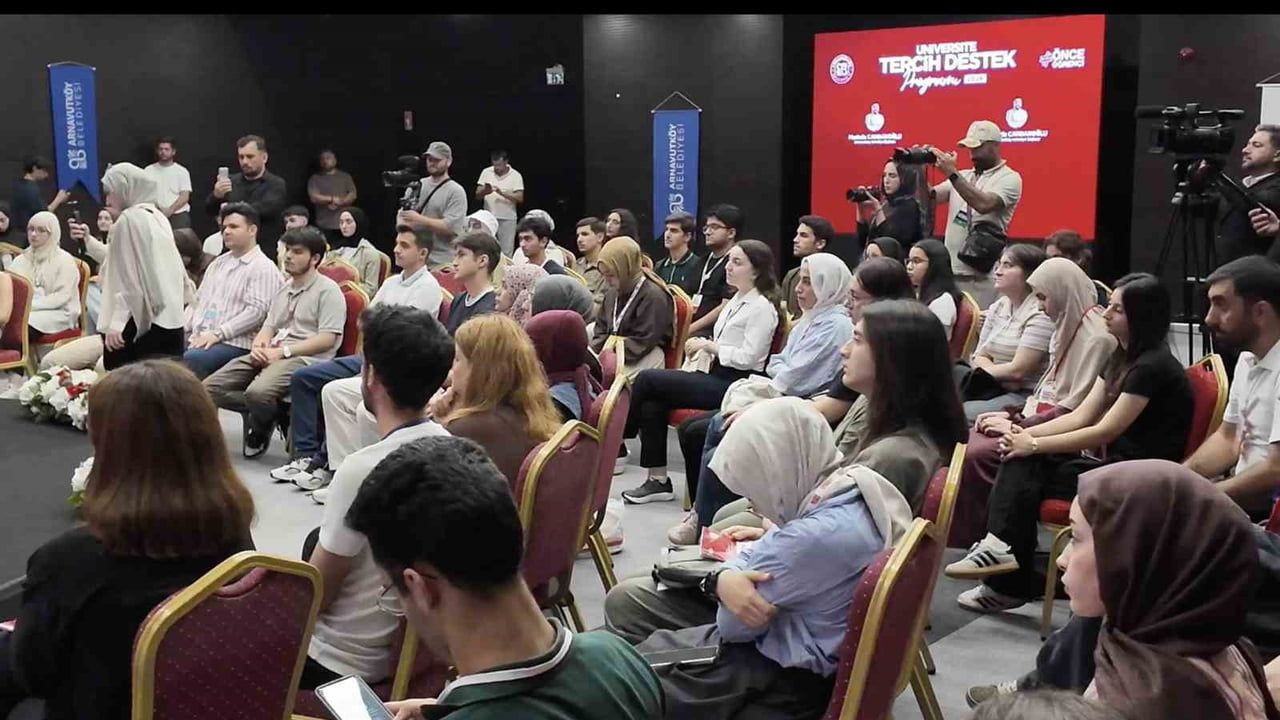 Arnavutköy'de gençlere tercih yol haritası: Önce Öğrenci iş birliğiyle destek programı başladı