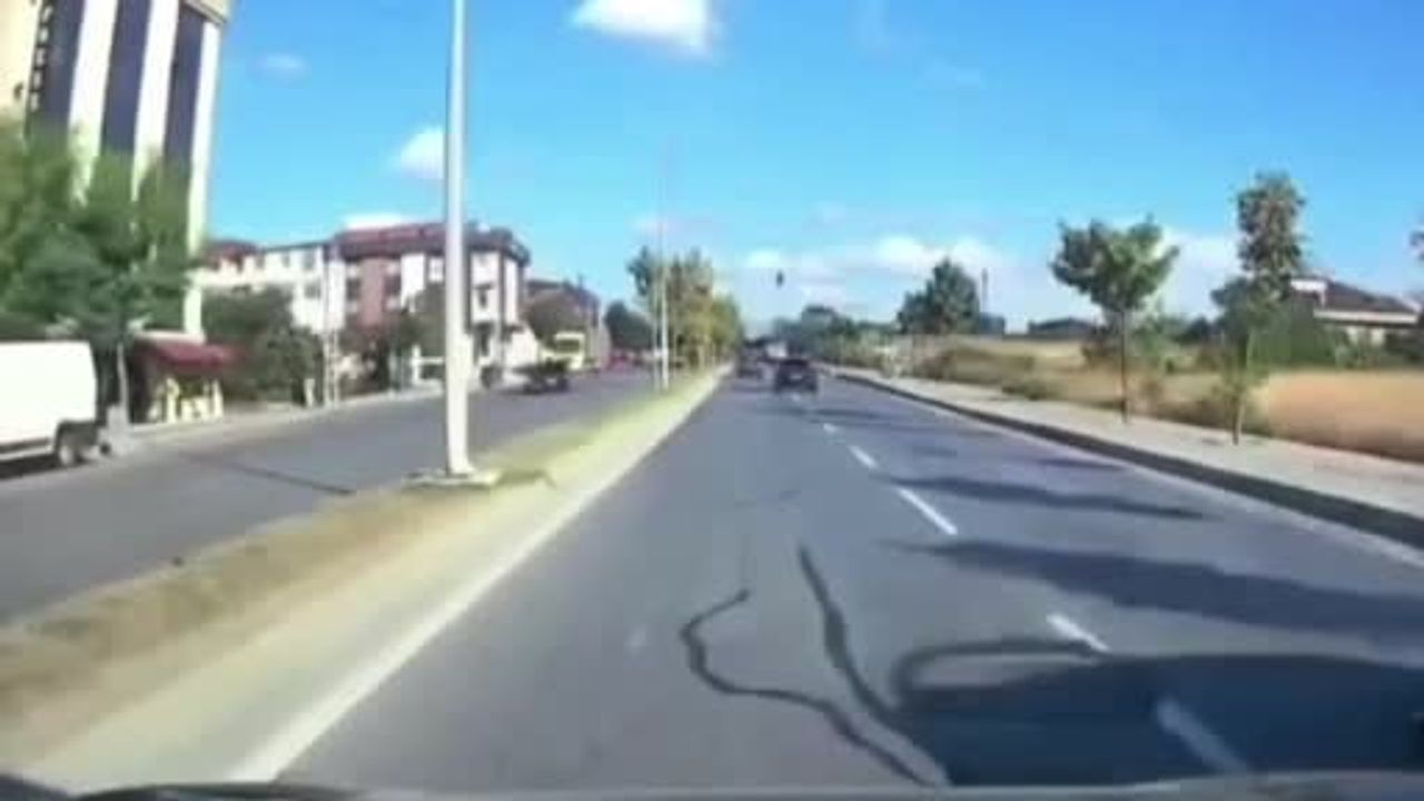Arnavutköy’de kontrol kaybı ve kör nokta çarpışması kamerada