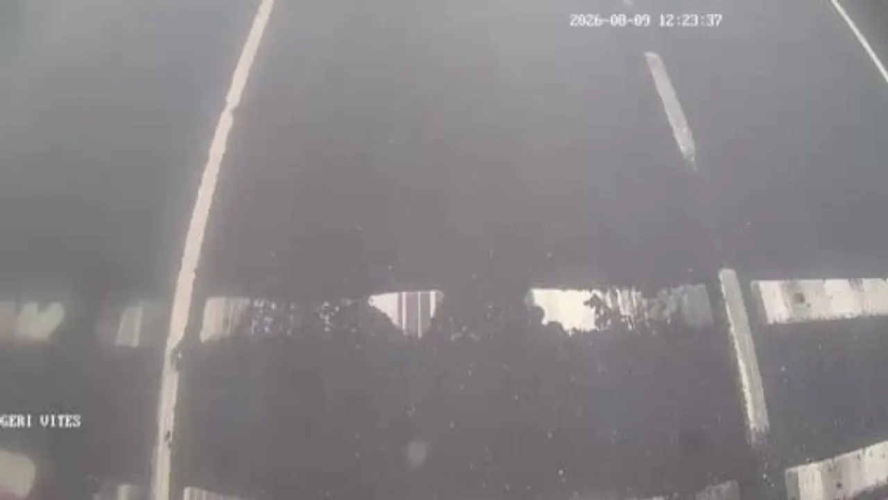 Arnavutköy'de otobüs kazası İETT kamerasına yansıdı