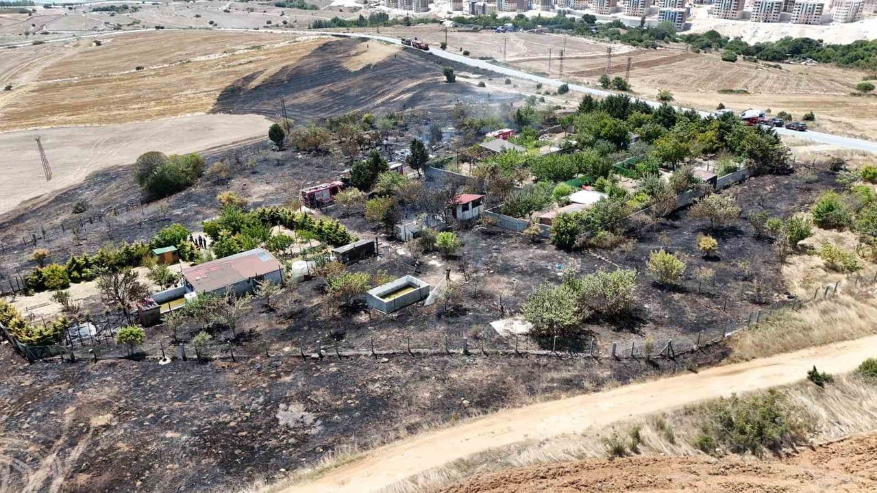 Arnavutköy'de rüzgârın etkisiyle otluk yangını hobi bahçelerine sıçradı