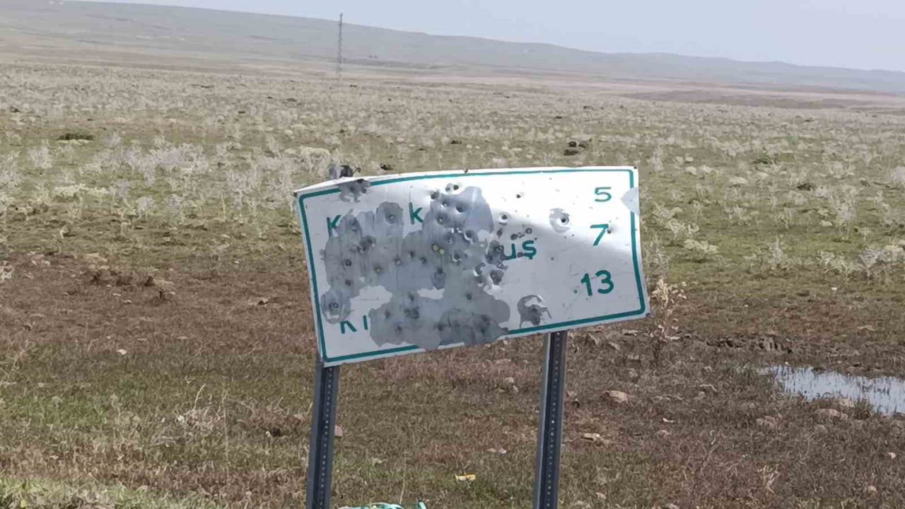 Arpaçay'da güvenlik riski: köy tabelaları kurşunlandı