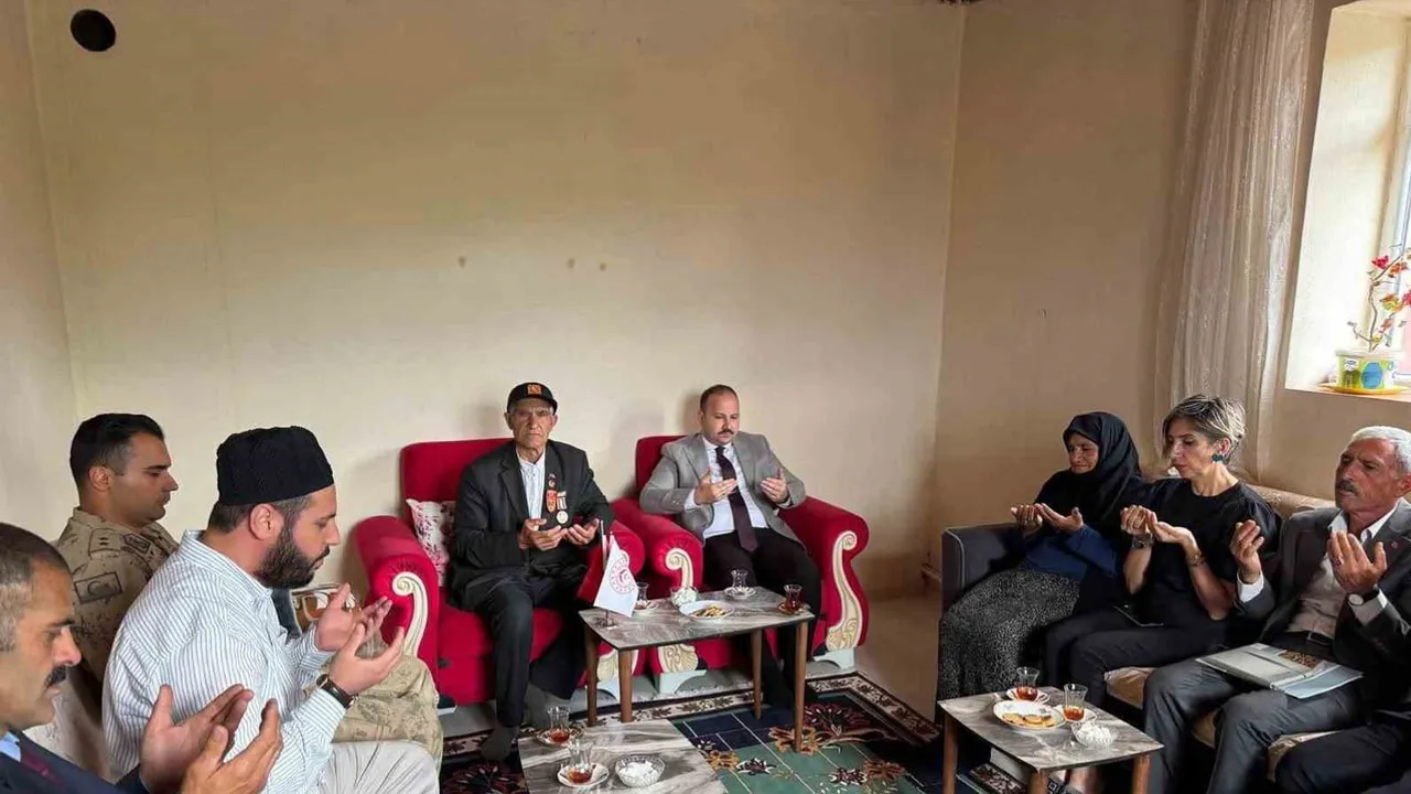 Arpaçay kaymakamı ev ziyaretinde Kıbrıs gazisinin taleplerini dinledi