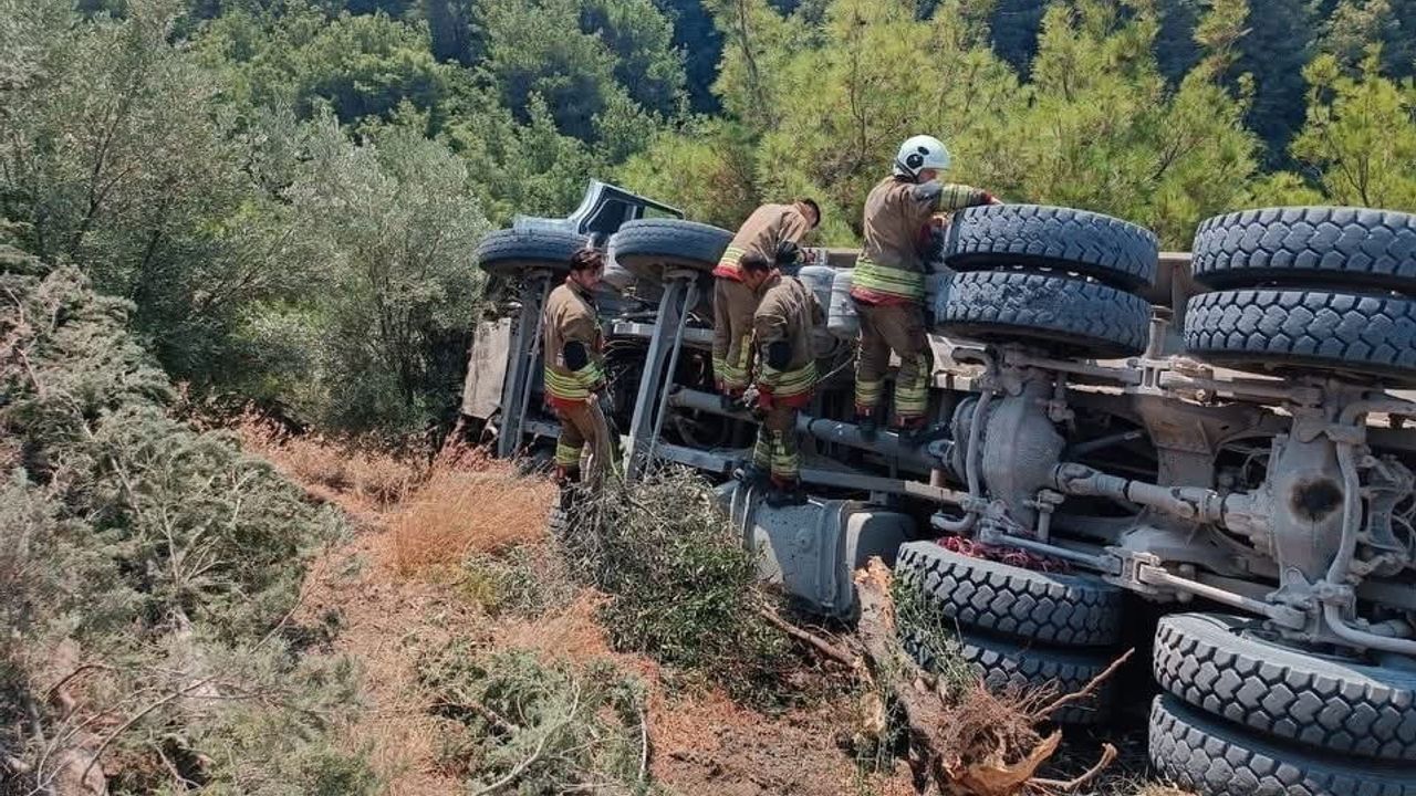 Arsuz'da kamyon devrildi: sürücü yaralandı, hastaneye kaldırıldı