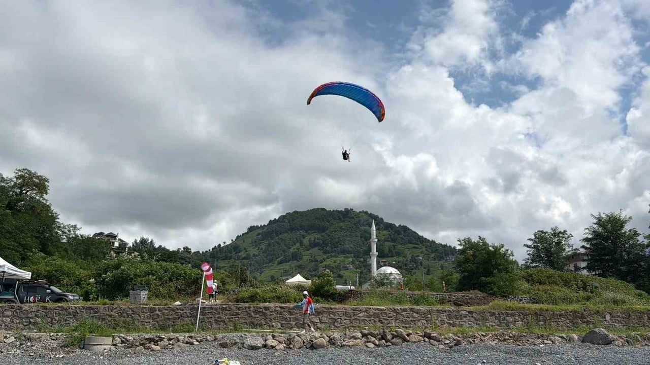 Artvin'de Kemalpaşa yamaç paraşütü şampiyonası ile spor turizmi canlanıyor
