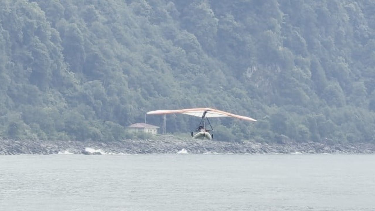 Artvin sahilinde paraşütle havalanan uçan bot ilgi odağı oldu