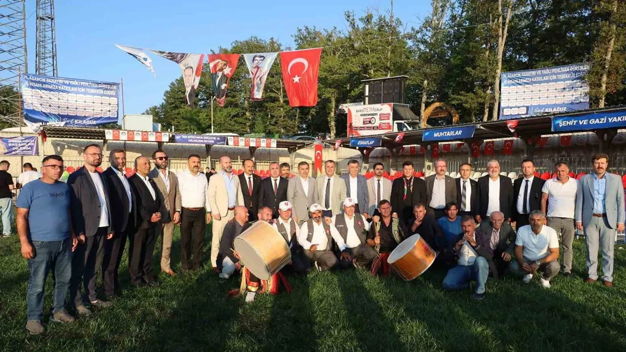 Asarcık'ta 76 yıllık panayırda başpehlivan Orhan Okulu oldu, ağalık 9 milyon lira bedelle Şerif Koral'a çıktı