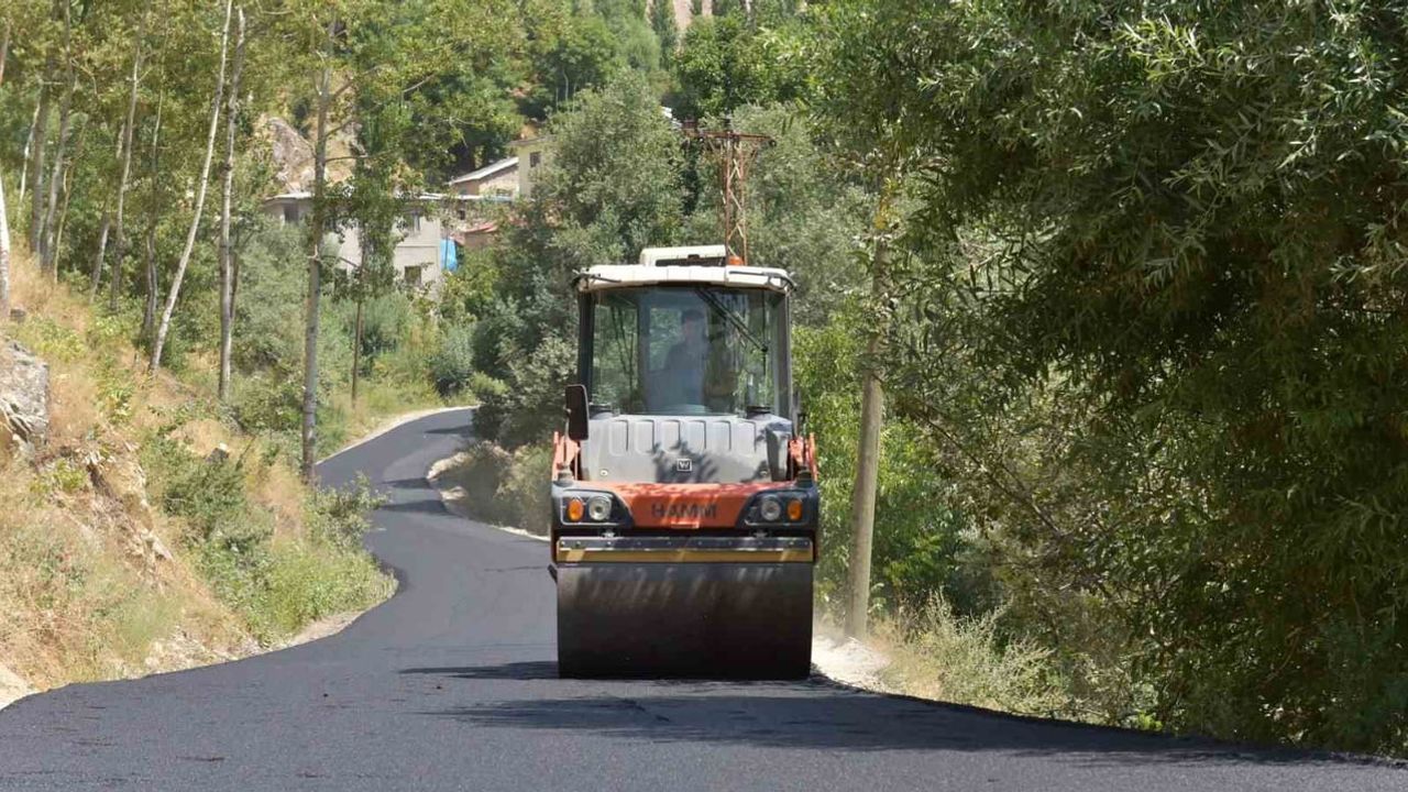 Asfalt atağı: Şemdinli ve Derecik'te 40,5 kilometrelik yol çalışmalarında hız kesilmiyor