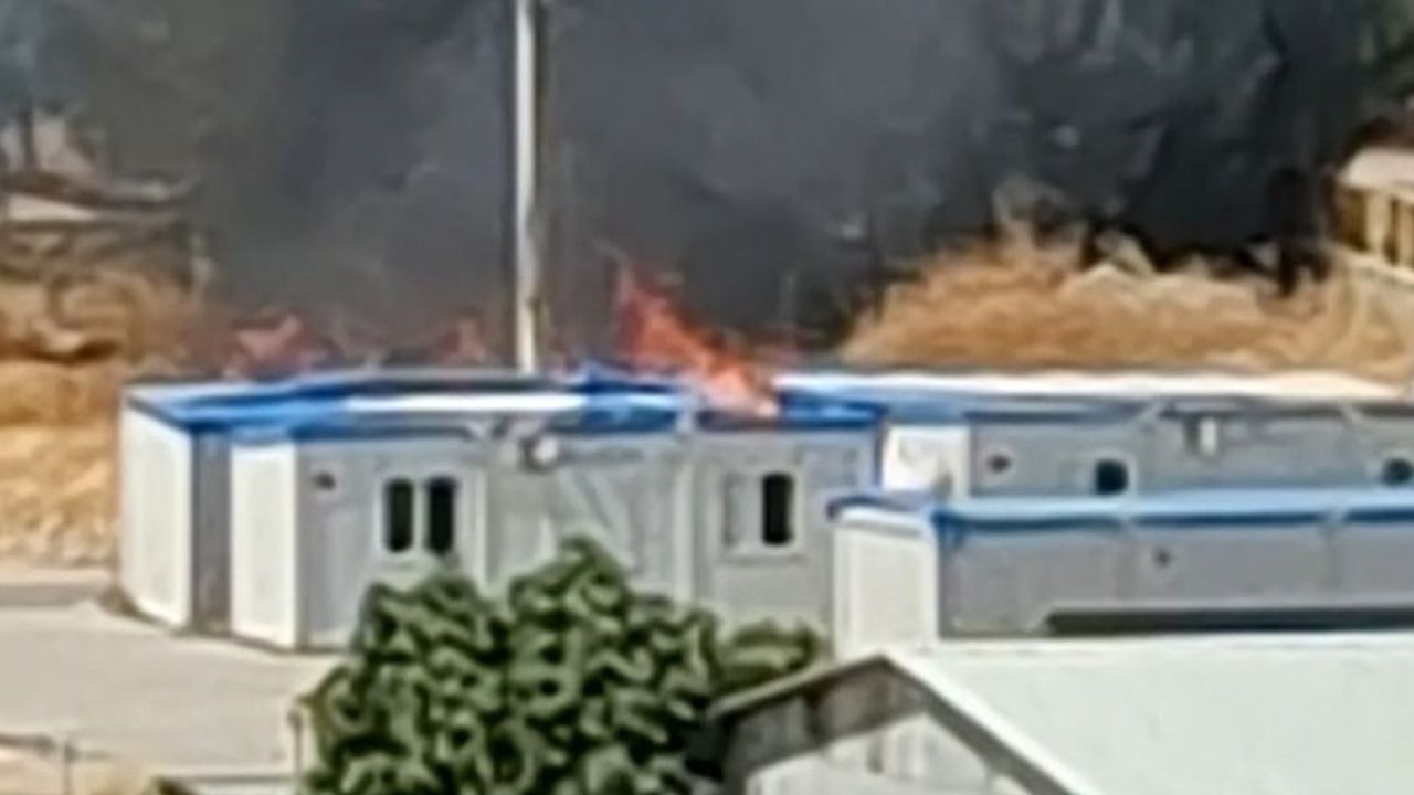Aşırı sıcaklar Adıyaman'da enerji hattını bozdu, kıvılcımlar otları tutuşturdu