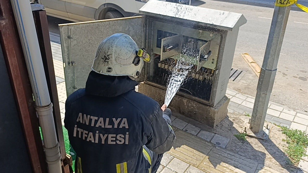 Aşırı sıcaklar Manavgat'ta elektrik panolarında yangın riskini artırdı