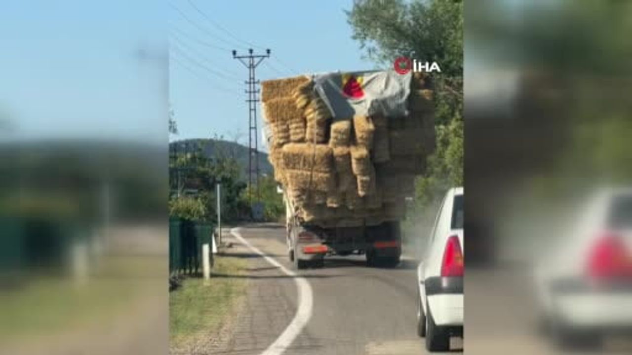 Aşırı yüklenen kamyondan saman balyaları yola düştü