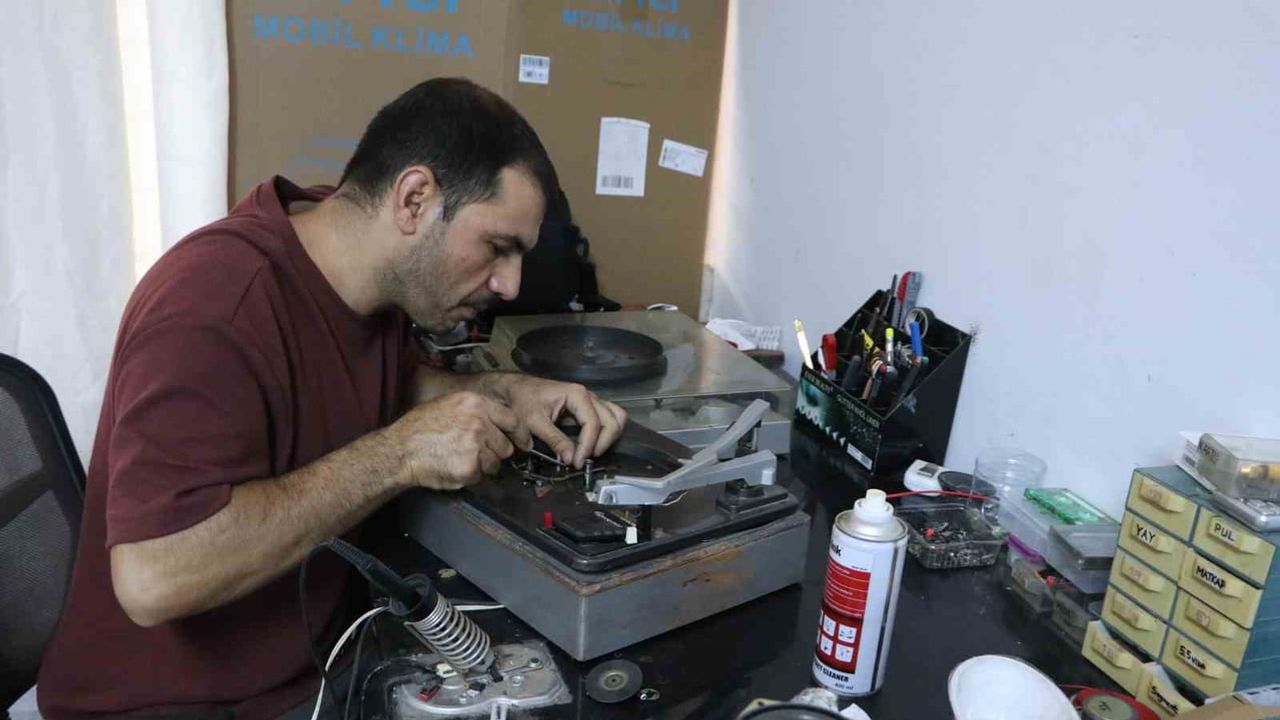 Asırlık gramofonları onarıp tarihin notalarını bugüne taşıyor