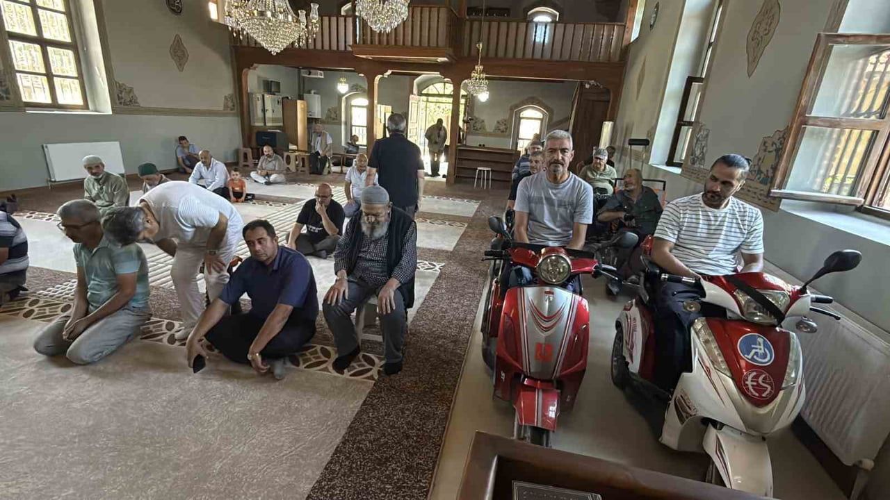 Asırlık Hacı Hasan Ağa Camii'nden 17 yıllık engelsiz ibadet örneği