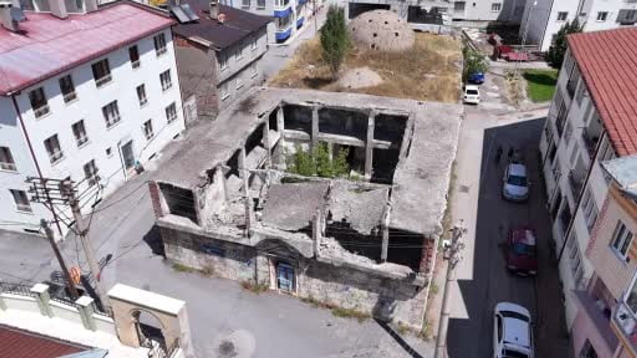 Asırlık Şirin Hamamı: kubbeler altında yeniden hayat arayışı