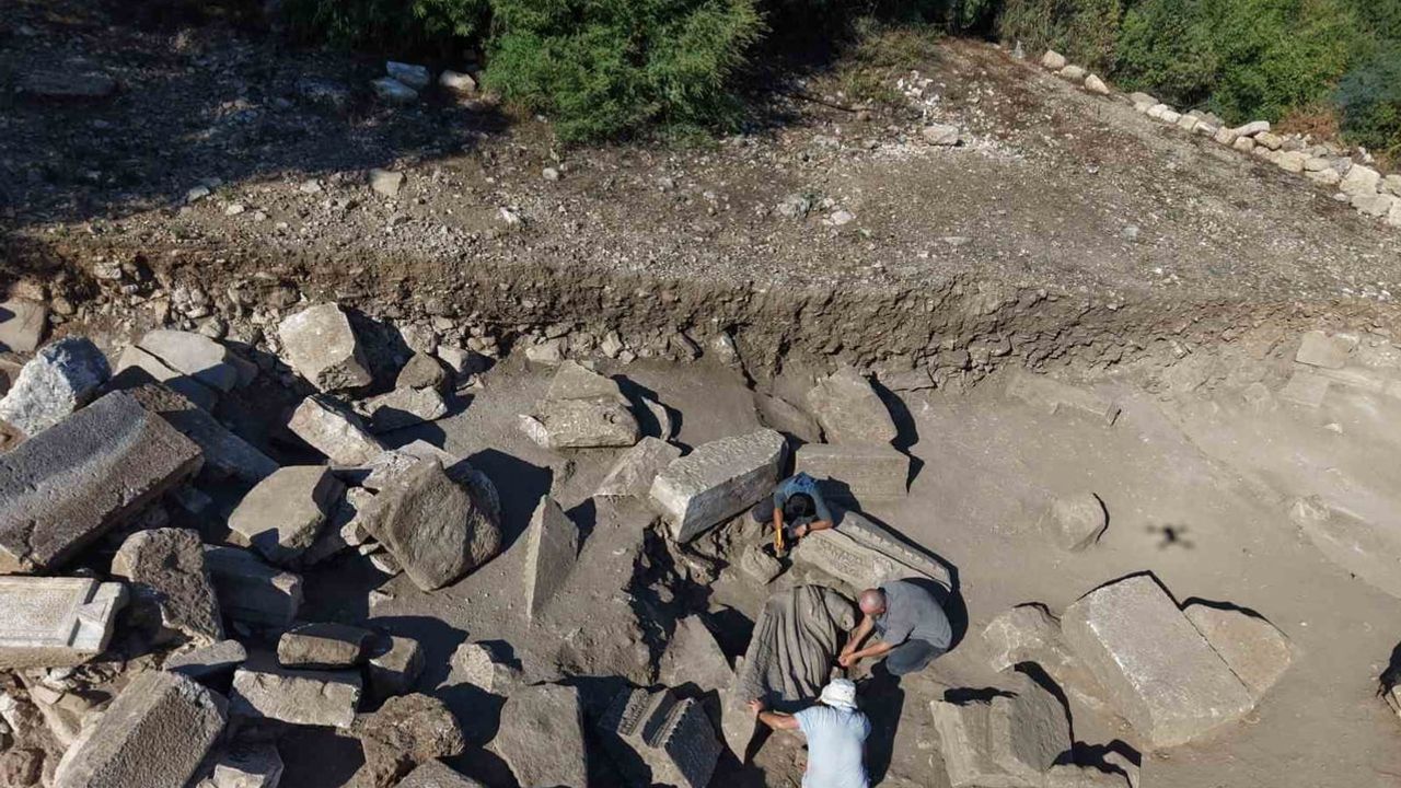 Aspendos'ta şifa ritüelini anlatan 2,20 metrelik heykel grubu ortaya çıktı