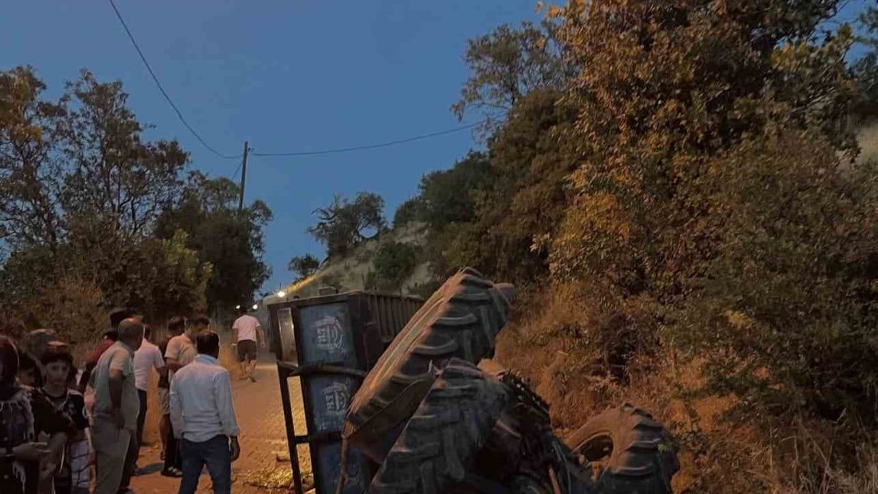 Atabağ'da tarladan dönüşte kaza: römorklu traktör devrildi, beş yaralı