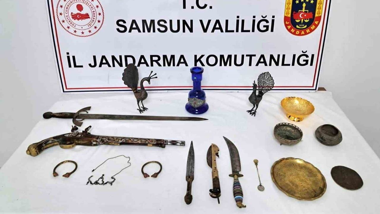 Atakum'da miras kaçakçılığına yönelik jandarma operasyonunda çok sayıda obje ele geçirildi
