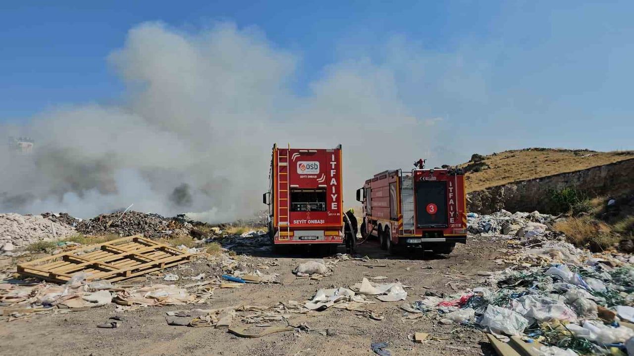 Atık yangınında yuva nöbeti: vatandaşlar güvercinleri suyla korudu