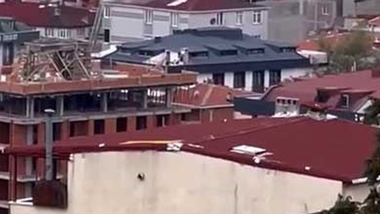 Avcılar’da çatı yangını yükseldi, komşu binaya sıçradı