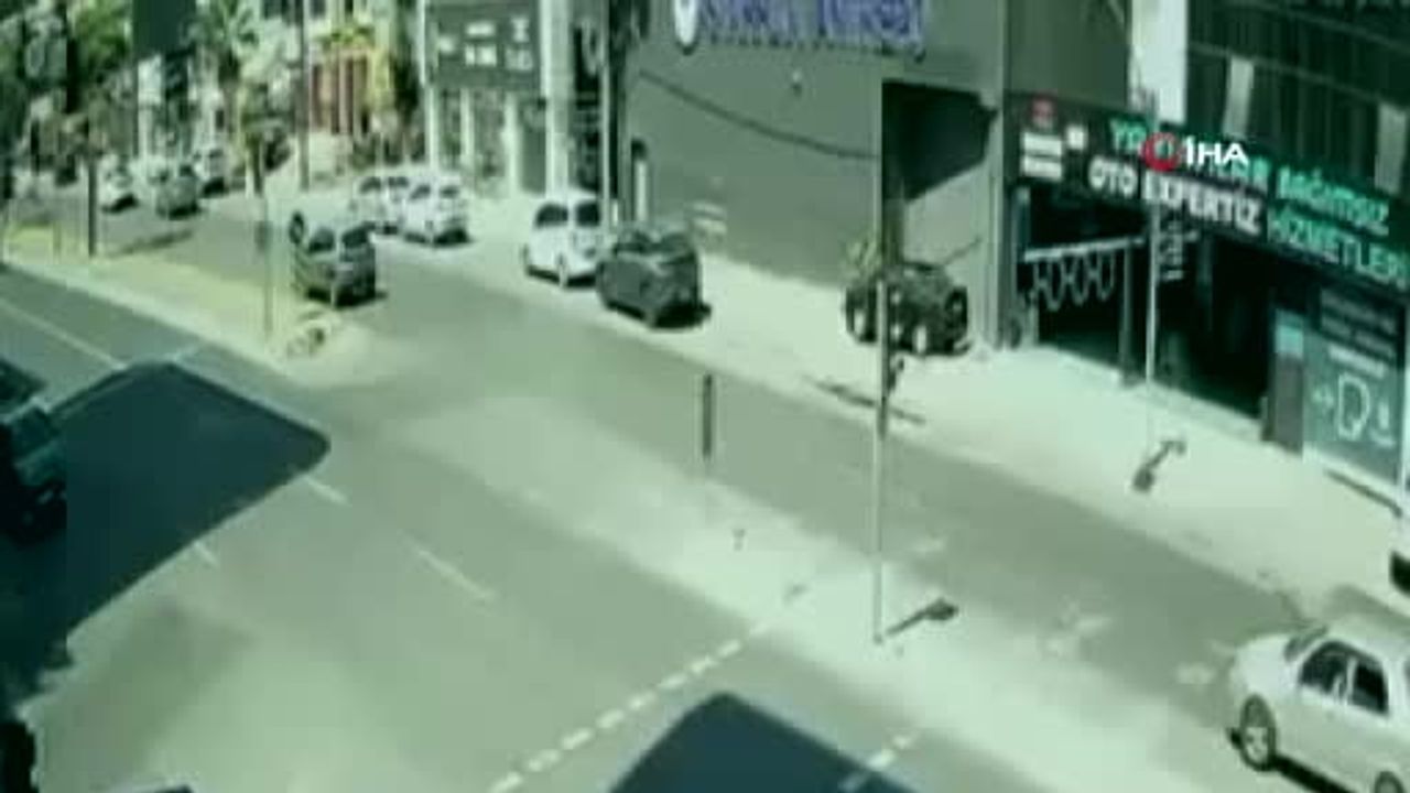 Avcılar'da yasak u dönüşü kaza getirdi, motosiklet sürücüsü ağır yaralandı