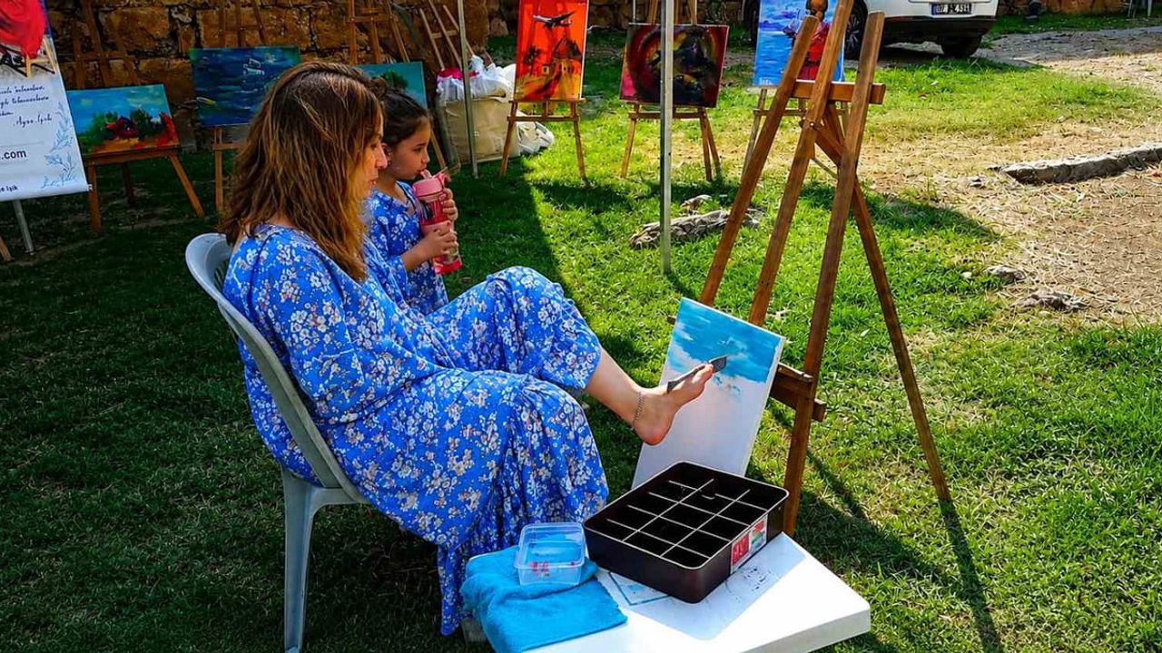 Ayaklarıyla tuvale hayat veren Ayşe Işık