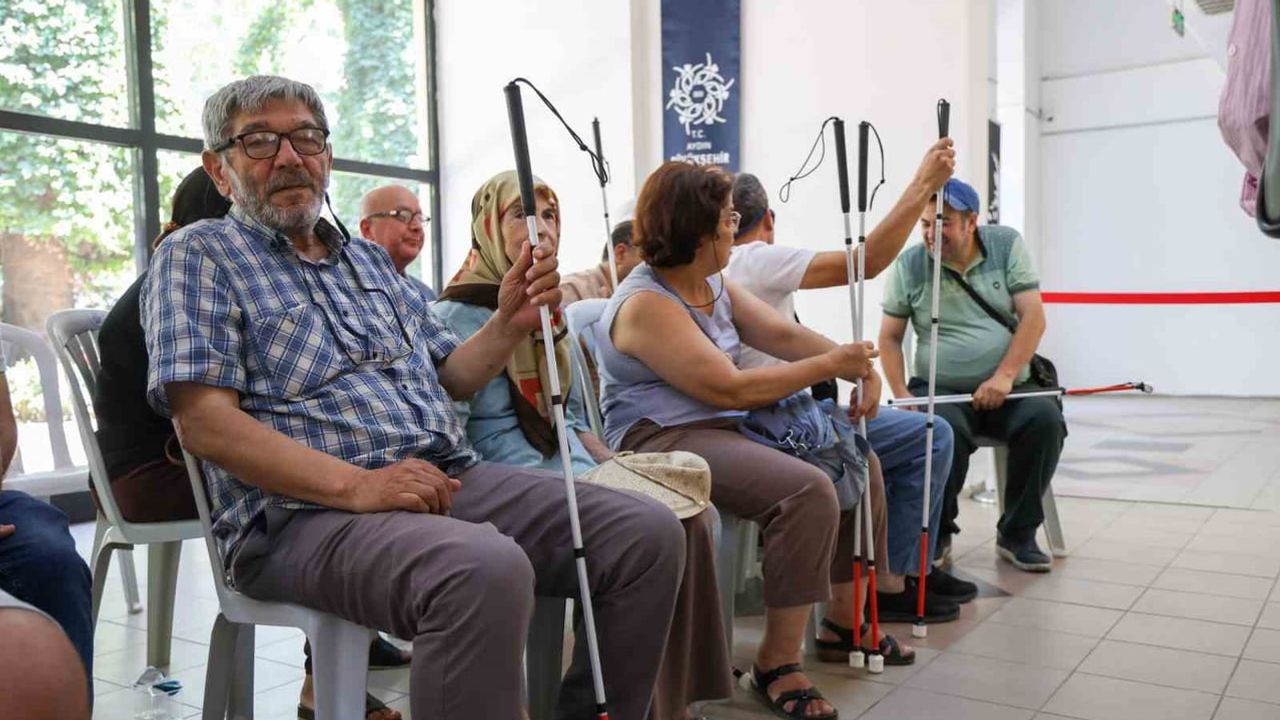 Aydın'da 500 görme engelliye beyaz bastonla özgürlük desteği