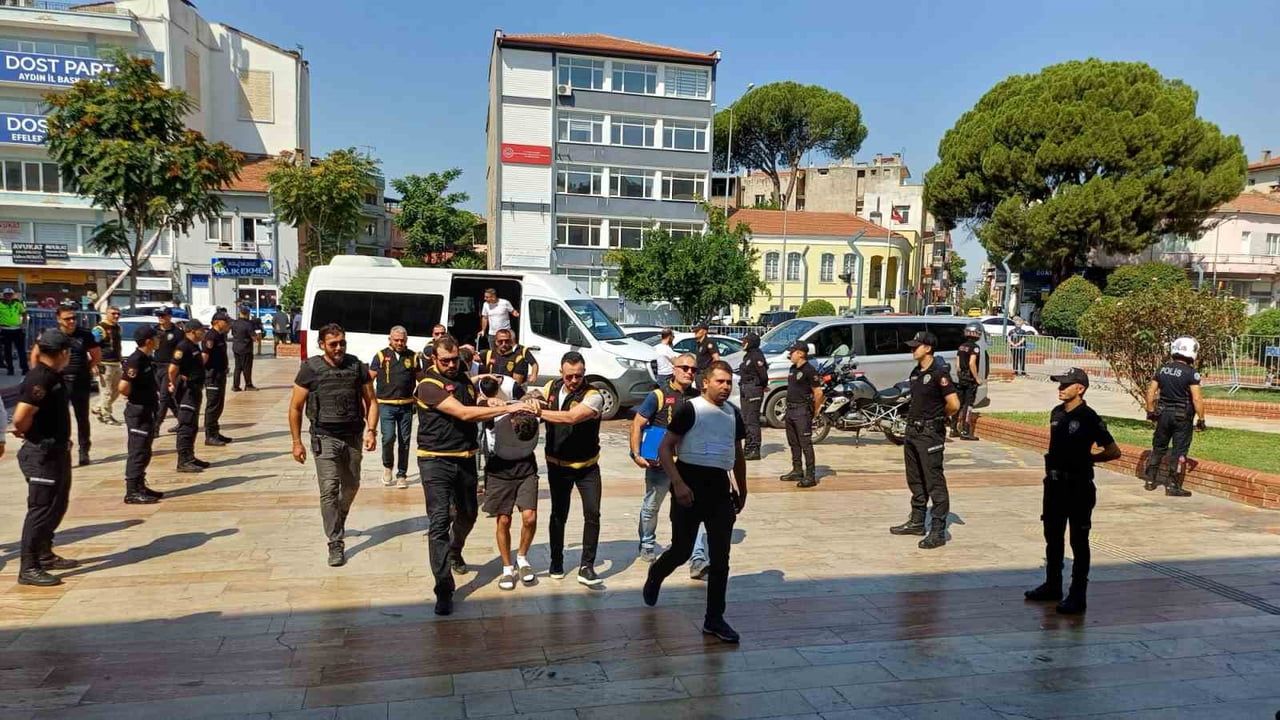 Aydın'da telefon dükkanına yapılan silahlı saldırıda dört şüpheli adliyeye sevk edildi