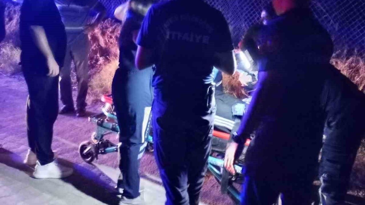Aydın Efeler'de devrilen ticari araçta mahsur kalan sürücü ekiplerin müdahalesiyle kurtarıldı