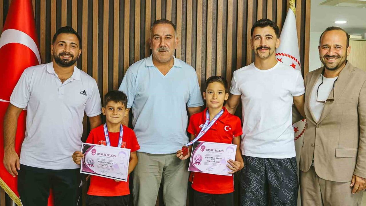 Aydınlı iki minik güreşçi Akyazı kampında ter dökecek