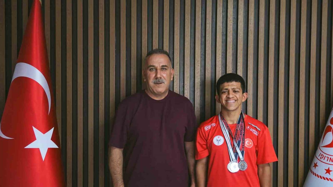Aydınlı yüzücü milli takım barajlarını geçerek dört gümüşe uzandı