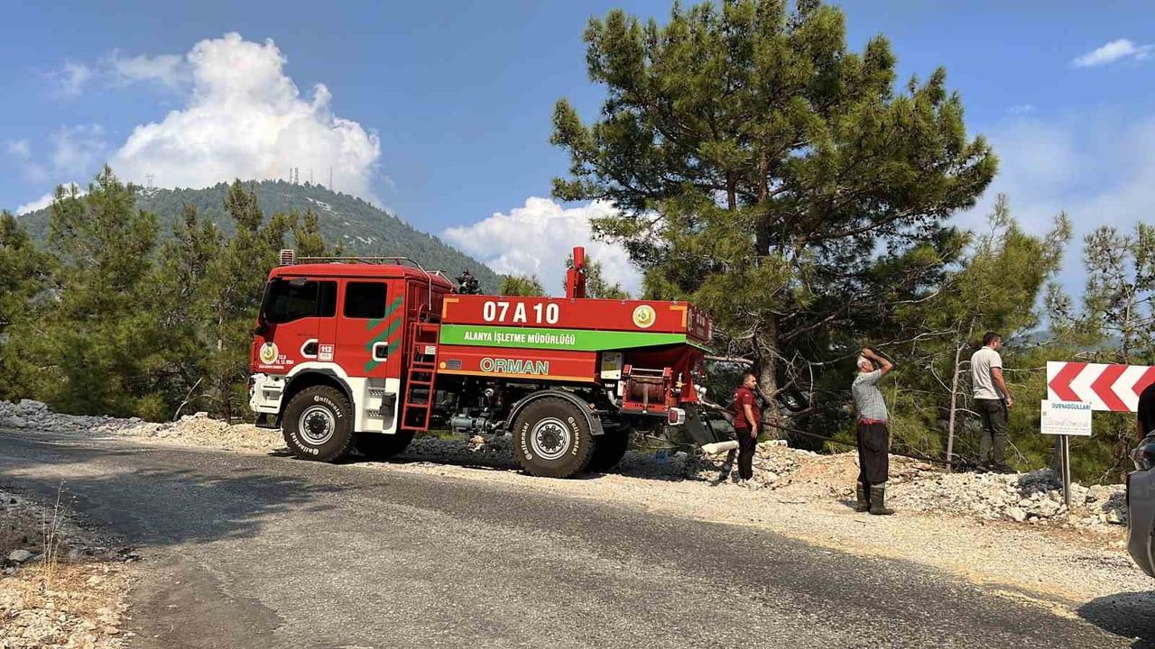 Aynı saatte Alanya ve Konyaaltı'nda çıkan orman yangınlarına müdahale sürüyor